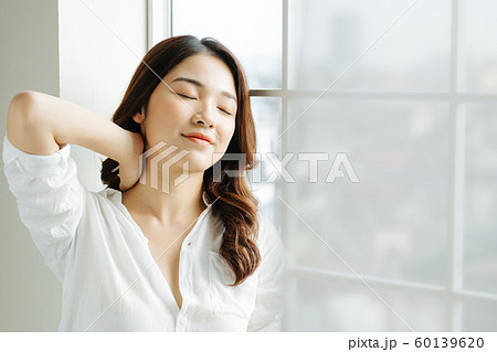 女性　ライフスタイル　起床 60139620