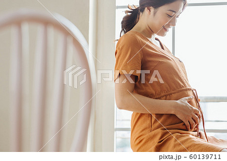 女性　妊娠 60139711