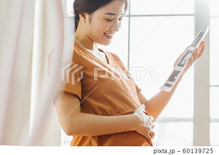 女性　妊娠 60139725