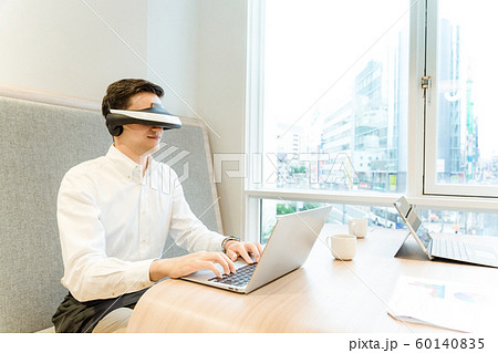 VRゴーグルを装着して仕事をする男性 60140835