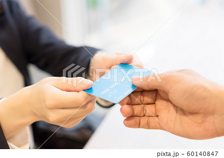 クレジットカードを店員に手渡す女性・パーツカット(決済・支払い・キャッシュレス) クレジットカードを店員に手渡す女性・パーツカット(決済・支払い・キャッシュレス) 60140847