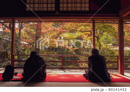 茶室で紅葉とのひととき 60141432