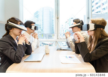 VRゴーグルを装着して仕事をする人々 VRゴーグルを装着して仕事をする人々 60143846