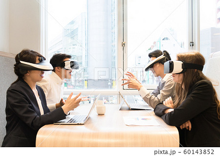 VRゴーグルを装着して仕事をする人々 60143852