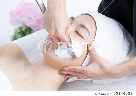 レディースシェービングを受ける女性の写真素材