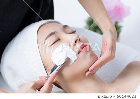 レディースシェービングを受ける女性 レディースシェービングを受ける女性 60144623