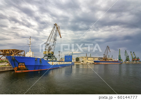 Loading raw materials Loading raw materials 60144777