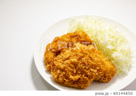 チキンカツ、キャベツの千切り添え。(白皿･白バック) 60144850