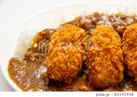 カキフライカレー(カキフライトッピングビーフカレーライス)。(白皿・白バック) カキフライカレー(カキフライトッピングビーフカレーライス)。(白皿・白バック) 60145448