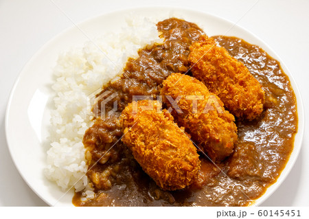 カキフライカレー(カキフライトッピングビーフカレーライス)。(白皿・白バック) カキフライカレー(カキフライトッピングビーフカレーライス)。(白皿・白バック) 60145451
