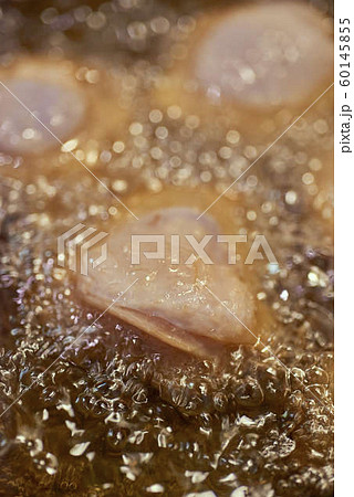 鶏肉の唐揚げを揚げるシーン 60145855