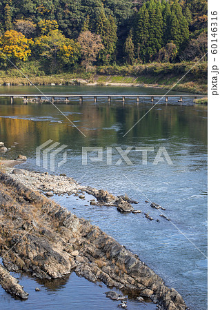 大野川　沈み橋と紅葉 60146316