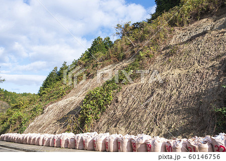 土砂災害　土砂崩れ　斜面　道路　復旧 60146756