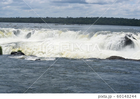 イグアスの滝　すぐ上流 60148244