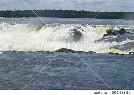 イグアスの滝　すぐ上流 60148380