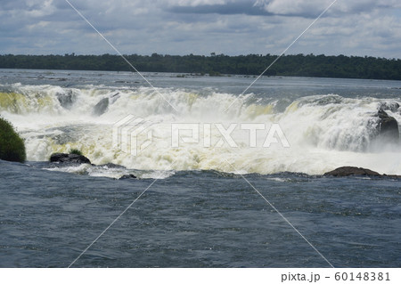 イグアスの滝　すぐ上流 60148381