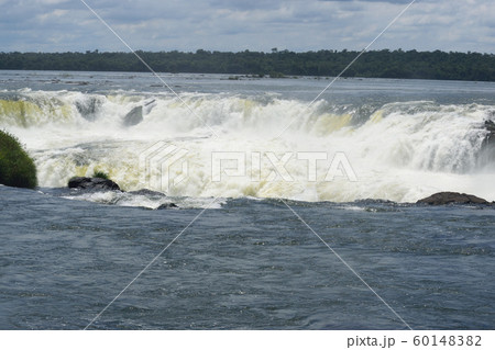 イグアスの滝　すぐ上流 60148382