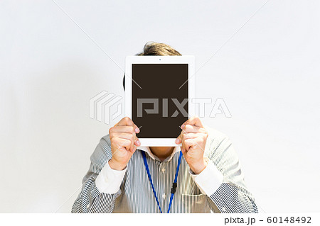 タブレットpcで顔を隠す男性 コンセプト画像 の写真素材