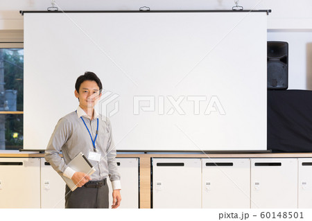 スクリーンの前でプレゼンテーションをする男性 スクリーンの前でプレゼンテーションをする男性 60148501