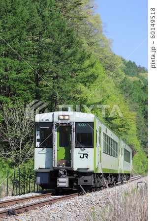 森林を走る小海線キハ110系(八ヶ岳高原ライン) 60149518