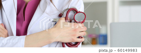 Feale medicine therapeutist doctor hands crossed on her chest 60149983