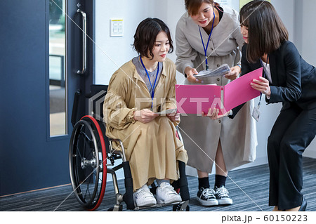 学校見学 車椅子の女性 撮影協力「近畿大学」 学校見学 車椅子の女性 撮影協力「近畿大学」 60150223