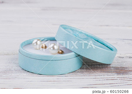 Jewelry box with pearl earrings. 60150266