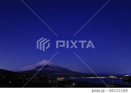 富士山と山中湖の夜景_2 富士山と山中湖の夜景_2 60151160