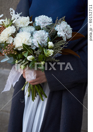 Close-up female hands holds white toned bouquet in Close-up female hands holds white toned bouquet in 60152711