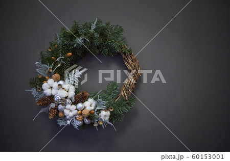 Christmas wreath of vines decorated with fir 60153001