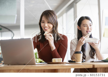 オフィスのランチタイム　イメージ 60153731