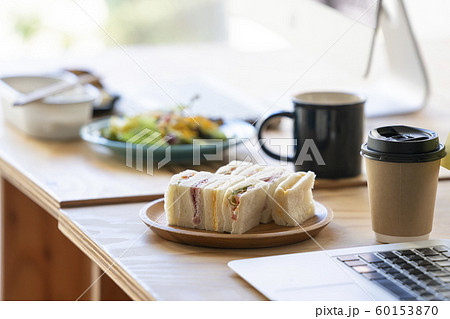 職場での昼ご飯 イメージ 職場での昼ご飯 イメージ 60153870