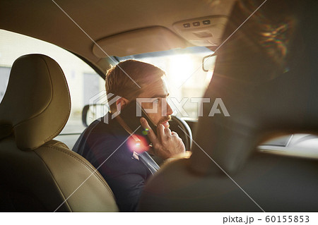 Man talking on the phone 60155853