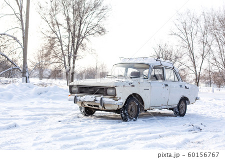 The car rides on a snowy highway. Difficult The car rides on a snowy highway. Difficult 60156767