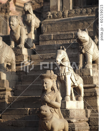 ネパール・バクタプル ダルバール広場 石像 / Durbar Square, Bhaktapur 60159015