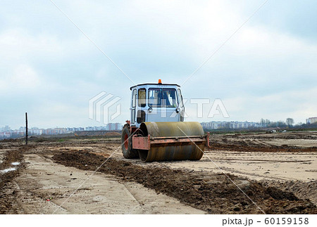 Vibration single-cylinder road roller leveling the ground 60159158