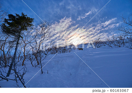 冬の長野県 蓼科山の七合目登山口経由で2500m付近の登山道から山頂方面を見る 冬の長野県 蓼科山の七合目登山口経由で2500m付近の登山道から山頂方面を見る 60163067