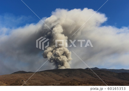 噴火する阿蘇山と風に流れる噴煙 60165353