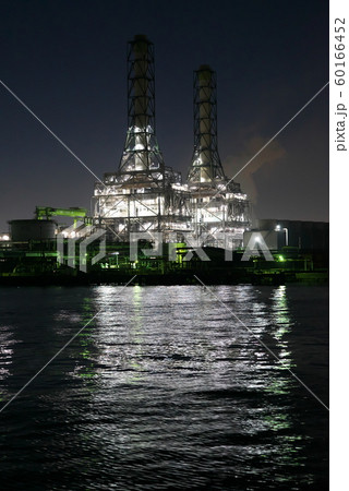 火力発電所の夜景 60166452