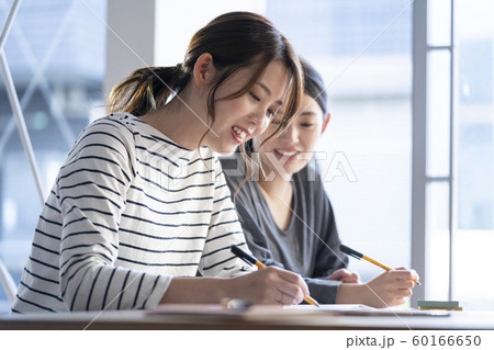 勉強する女性たち イメージ 勉強する女性たち イメージ 60166650