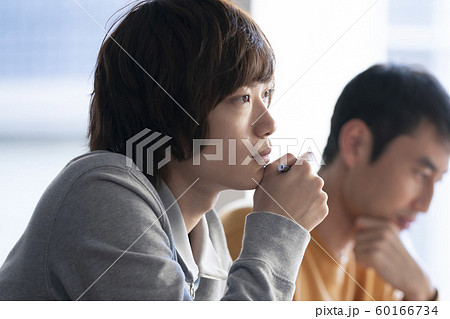 真剣な男性の横顔　 60166734