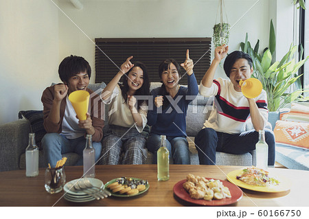 テレビゲームをする若者グループ 60166750