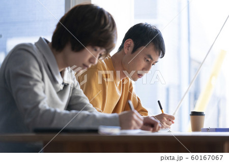 勉強する男性　イメージ 60167067