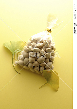 銀杏の袋詰め 60167586