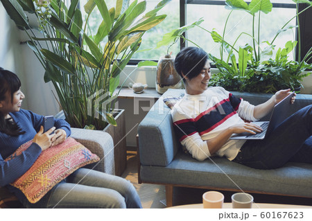 くつろぐカップル くつろぐカップル 60167623