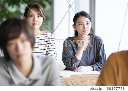 セミナーを受ける人々 イメージ セミナーを受ける人々 イメージ 60167728