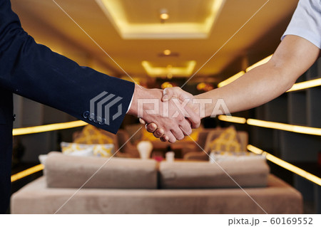 Entrepreneurs shaking hands 60169552