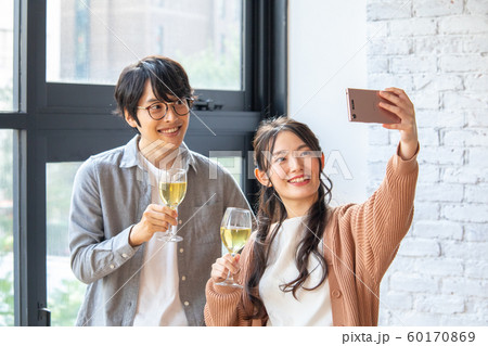 自撮りする2人 自撮りする2人 60170869