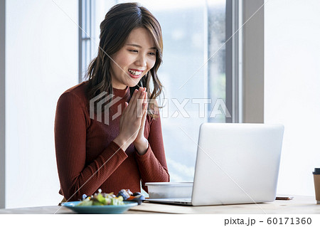 職場でのランチタイム　イメージ 60171360