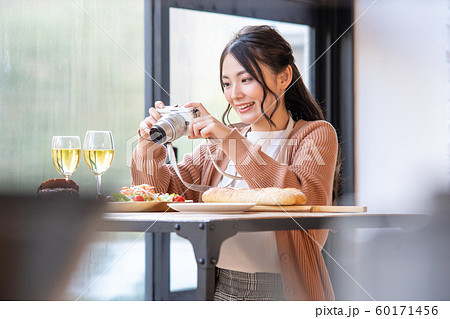 料理を撮るカメラ女子 料理を撮るカメラ女子 60171456